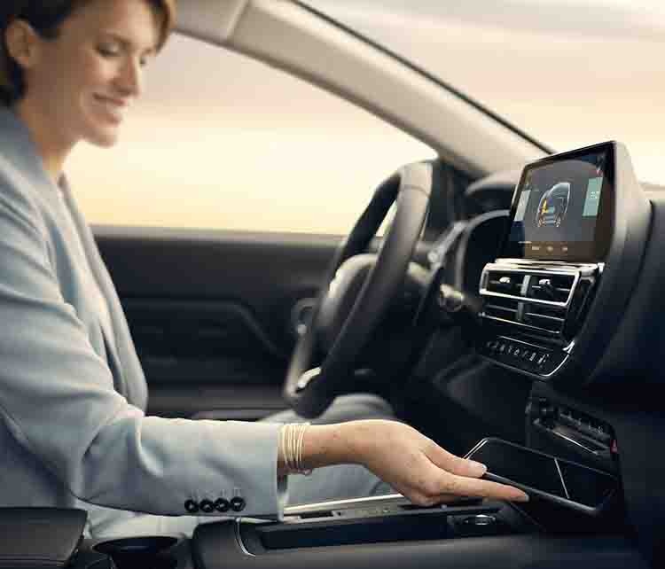 Молода жінка за кермом у салоні Citroën C5 Aircross