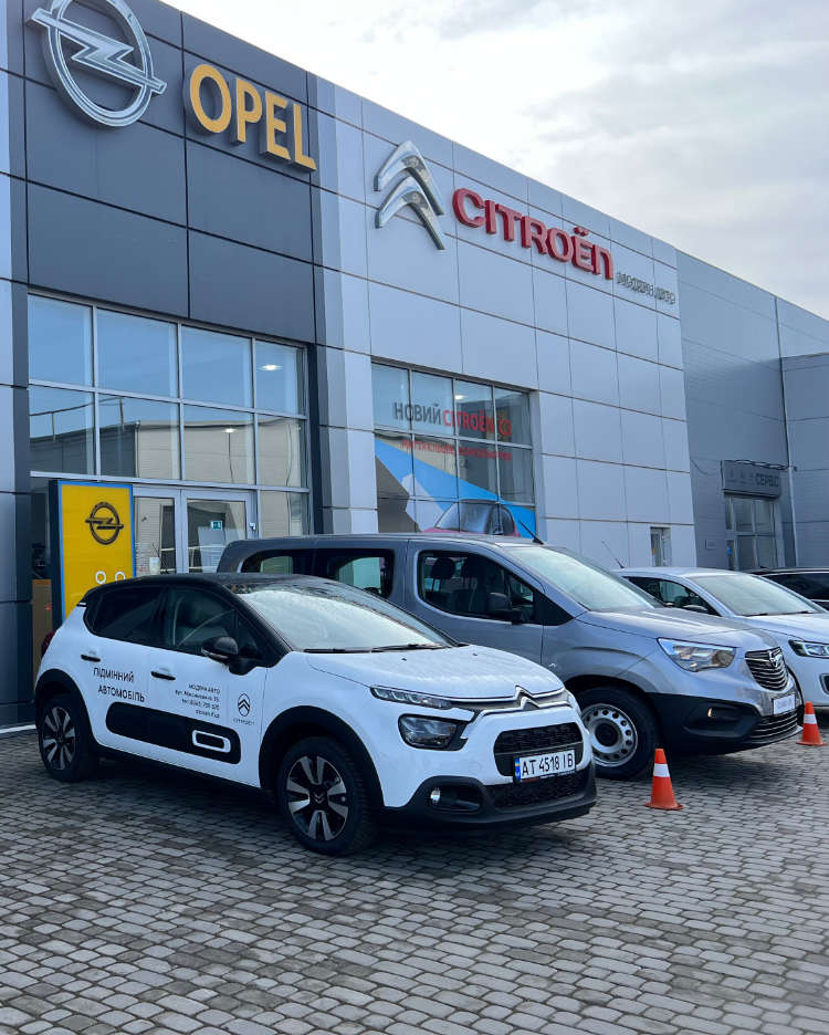 Фасад автосалону «Модерн-Авто» на Максимовича, 15 в Івано-Франківську